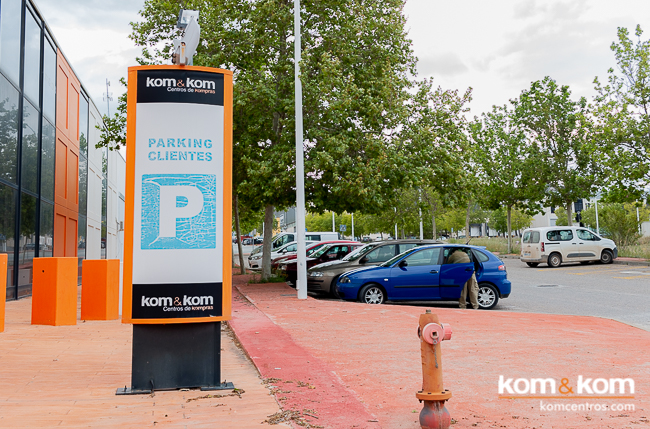 Parking exclusivo para clientes de la tienda de electrodom&eacute;sticos Kom&amp;Kom.